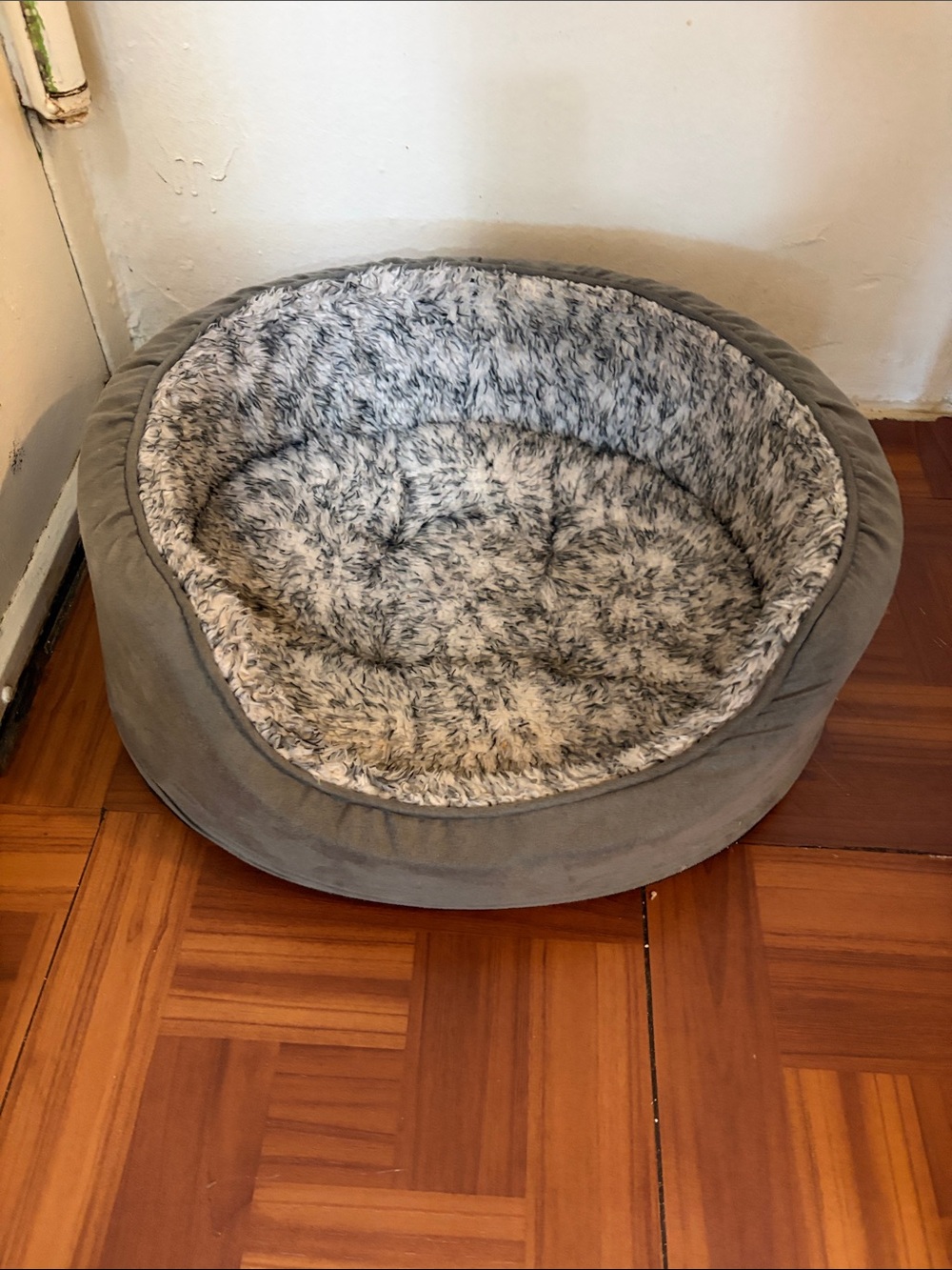 Cozy Plush Gray Dog Bed with Faux Fur Lining